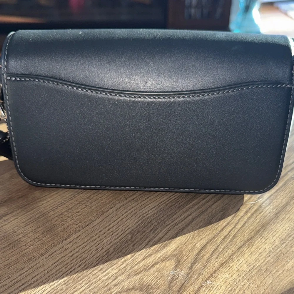 Authentic Coach Black leather shoulder bag BNWT suede interior with key to lock. - Picture 5 of 16